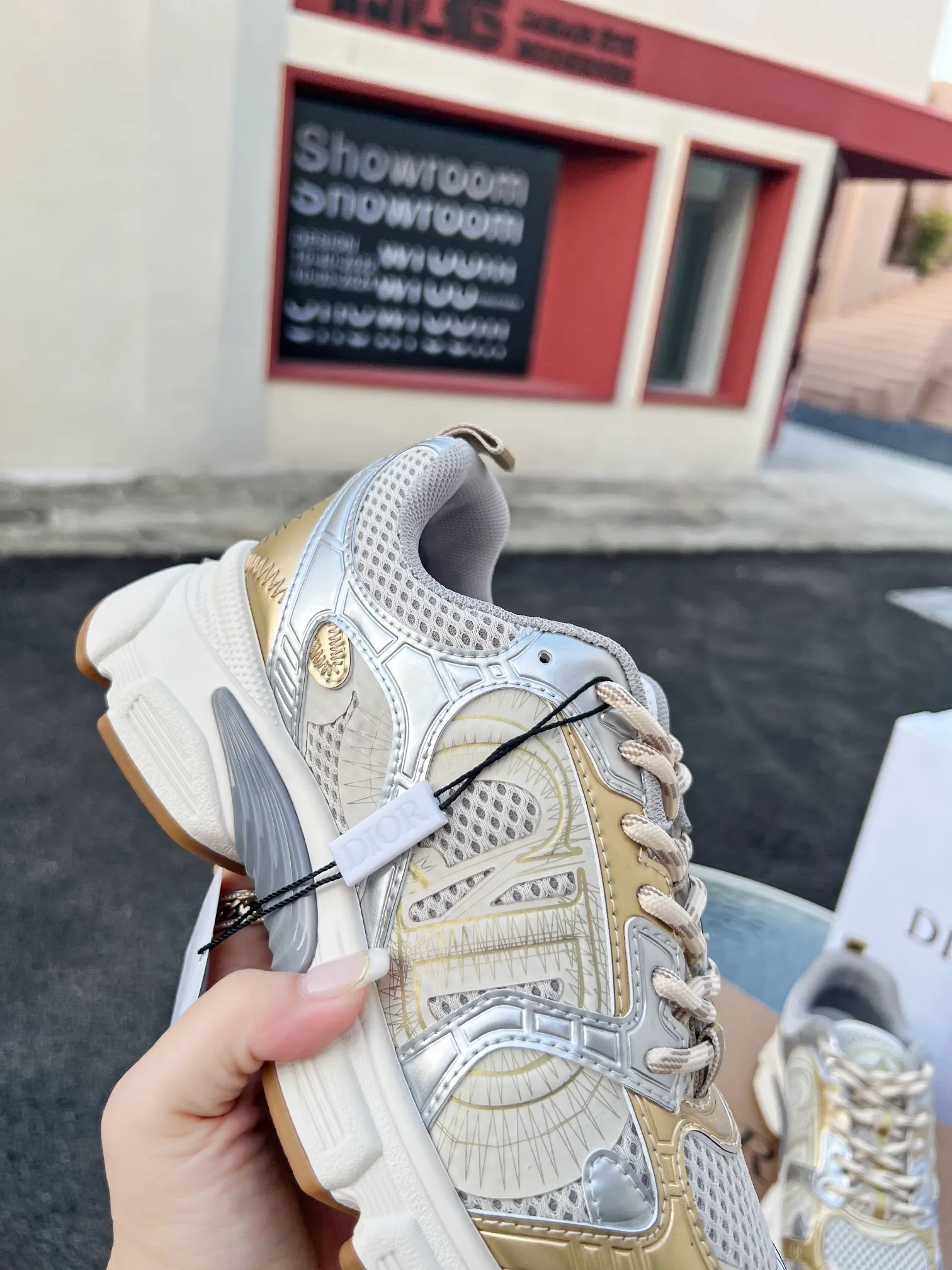 👟👟Ex-factory price 600👟👟 High version couple model🍸 Dior Dior | 2024 ˢˢDilraba, many stars have the same style. L’s 2024 spring and summer new products. The latest popular Chrono series, thick-soled mesh color-blocking running shoes, dad shoes, casual sports shoes series〰 Original purchase, development and production👍🏻This Dior Chrono sneaker is made of white and black mesh fabric with leather effect panels. The CD logo on both sides, the star patch on the tongue and the Dior logo on the heel, many details highlight the style. The two-tone laces, lightweight sole and star embellishment allow for a casual look all year round, complementing a variety of casual or elegant pieces. ♺Upper: Original imported first-layer cowhide + mesh ♺Inner lining: Original customized breathable lining ♺Outsole: Original molded EVA super light and super soft outsole ♺Heel height: 4.5cm ♺Size: Female 35-41 Male 39-45 (Female 40.41 Male 45 customized)